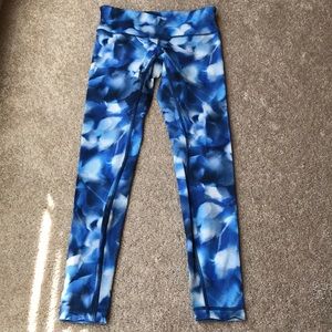 Size 4 lululemon yoga pants. Good condition.